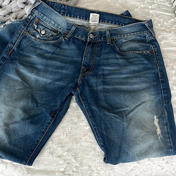 Men’s Distressed True Religion Jeans - Picture 4 of 5